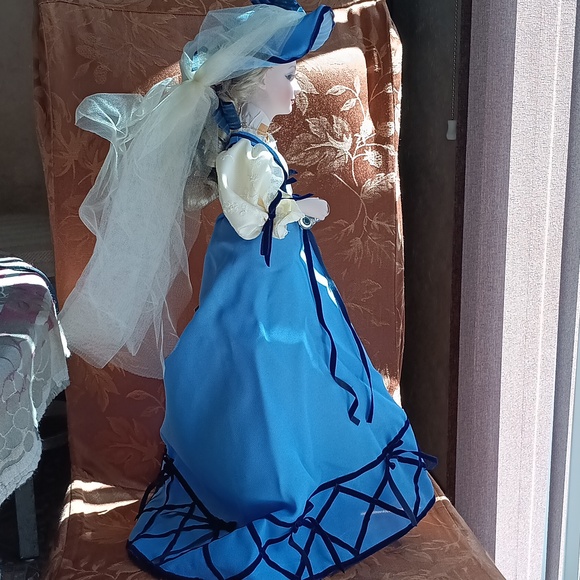 Felicia The Coca-Cola limited edition heirloom doll - Picture 7 of 13